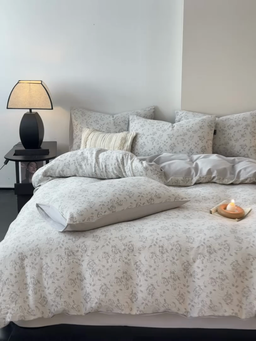 91家纺网 家纺一手货源 找家纺 卧趣家纺 2024秋冬新款纯棉A类三层纱加厚磨毛大提花四件套 洛丽塔-灰