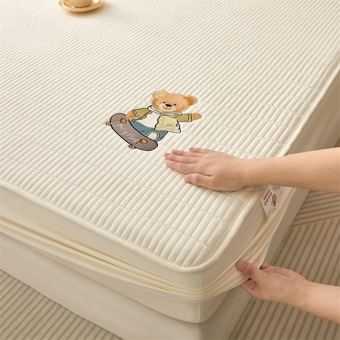 91家纺网 家纺一手货源 找家纺 2025新品高克重A类原棉夹棉床笠刺绣绣花柯基熊猫床笠三件套 床笠款-滑板熊-皓月白