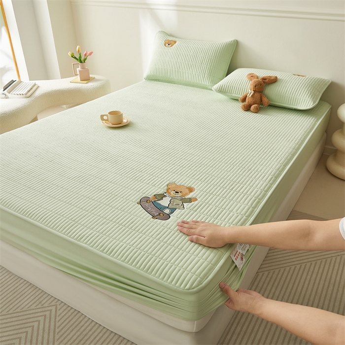 91家纺网 家纺一手货源 找家纺 2025新品高克重A类原棉夹棉床笠刺绣绣花柯基熊猫床笠三件套 床笠款-滑板熊-清雅绿