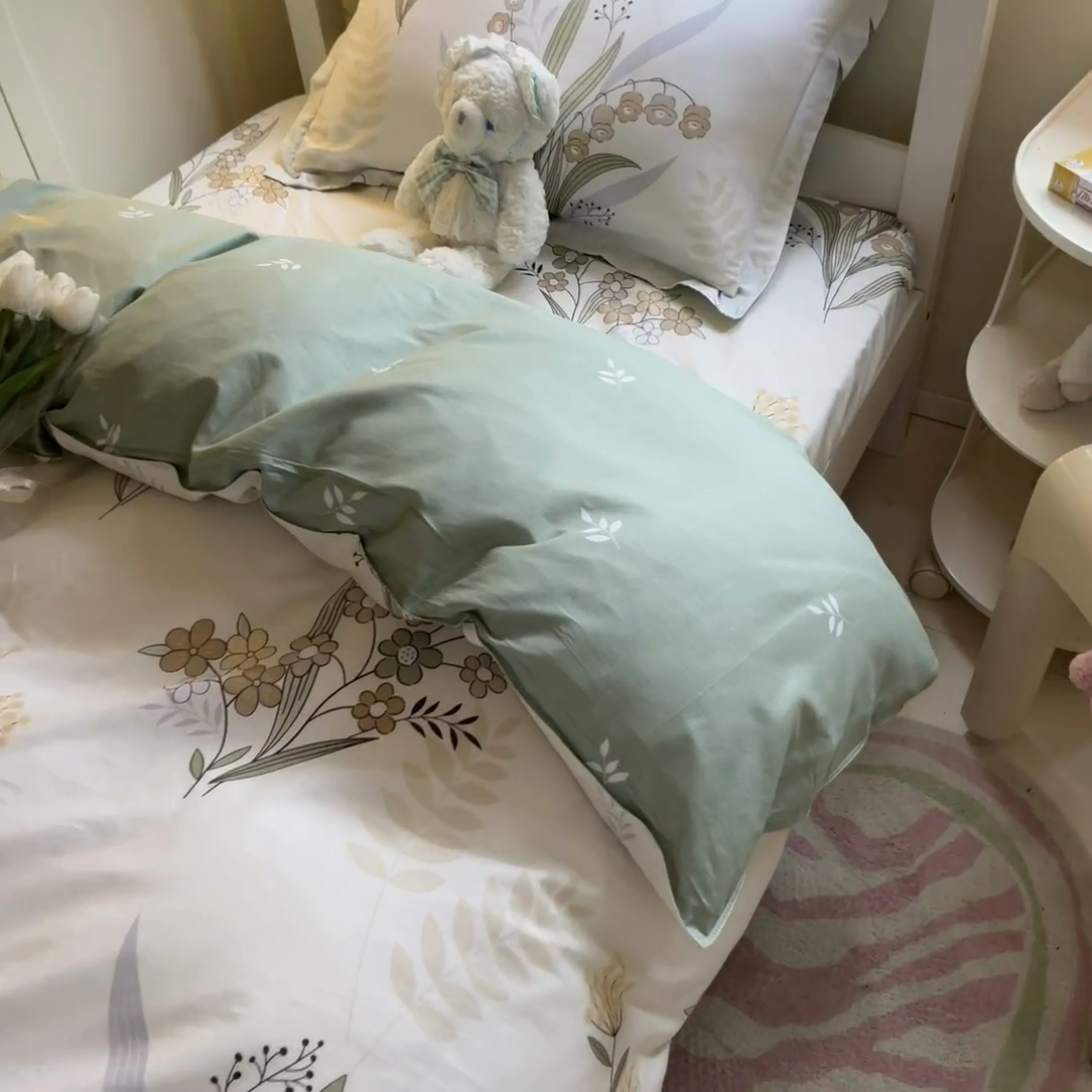 91家纺网 家纺一手货源 找家纺 菲梵家纺 2024新款全棉喷气小清新宿舍上下铺学生三件套 铃兰花语