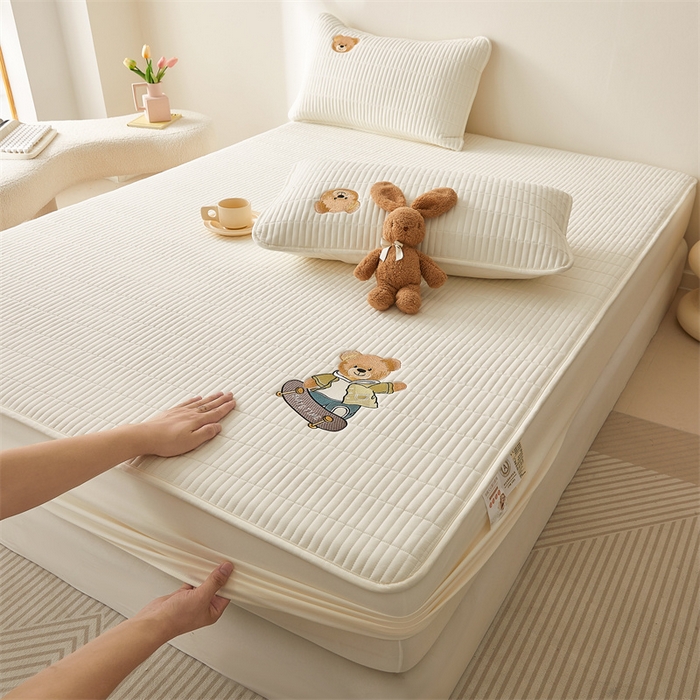 91家纺网 家纺一手货源 找家纺 2025新品高克重A类原棉夹棉床笠刺绣绣花柯基熊猫床笠三件套 床笠款-滑板熊-皓月白