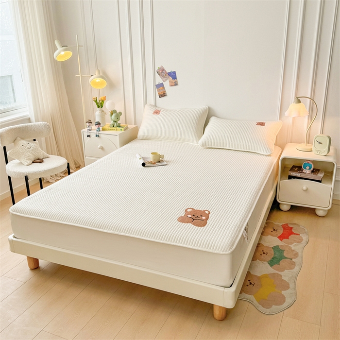 91家纺网 家纺一手货源 找家纺 2025新品高克重A类原棉夹棉床笠刺绣绣花柯基熊猫床笠三件套 床笠款-幸福熊-皓月白