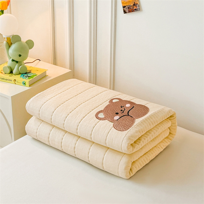 91家纺网 家纺一手货源 找家纺 2025新品高克重A类原棉夹棉床笠刺绣绣花柯基熊猫床笠三件套 床笠款-幸福熊-奶茶杏