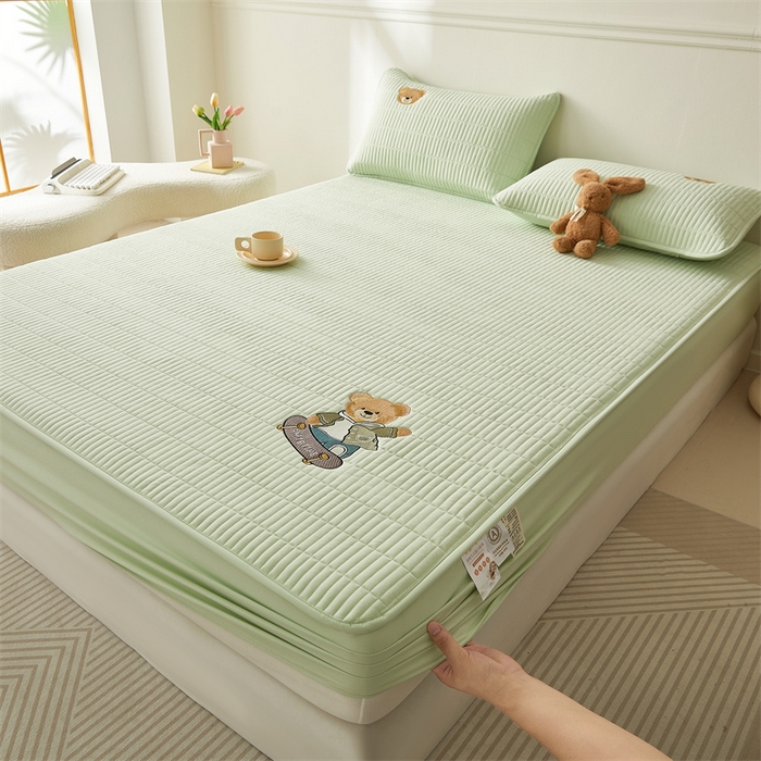 91家纺网 家纺一手货源 找家纺 2025新品高克重A类原棉夹棉床笠刺绣绣花柯基熊猫床笠三件套 床笠款-滑板熊-清雅绿