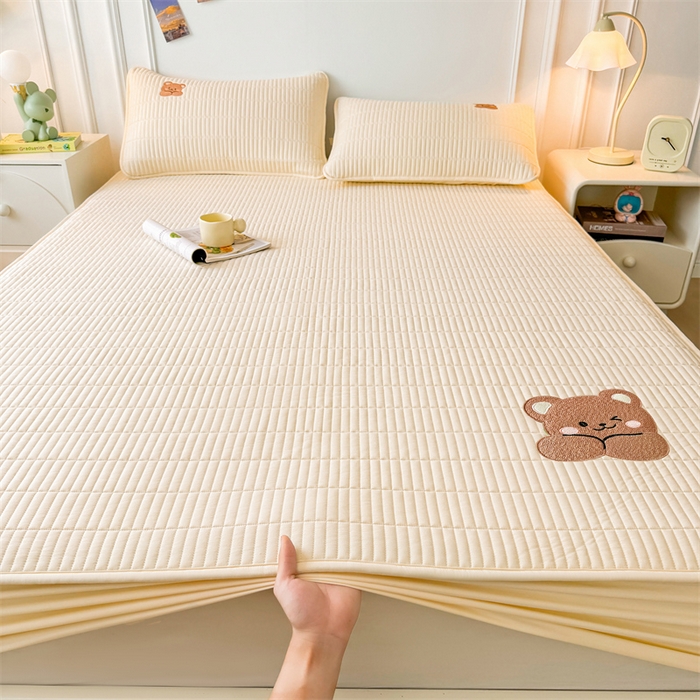 91家纺网 家纺一手货源 找家纺 2025新品高克重A类原棉夹棉床笠刺绣绣花柯基熊猫床笠三件套 床笠款-幸福熊-奶茶杏