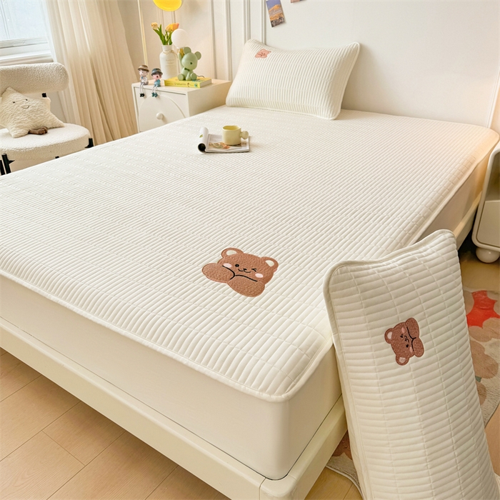 91家纺网 家纺一手货源 找家纺 2025新品高克重A类原棉夹棉床笠刺绣绣花柯基熊猫床笠三件套 床笠款-幸福熊-皓月白