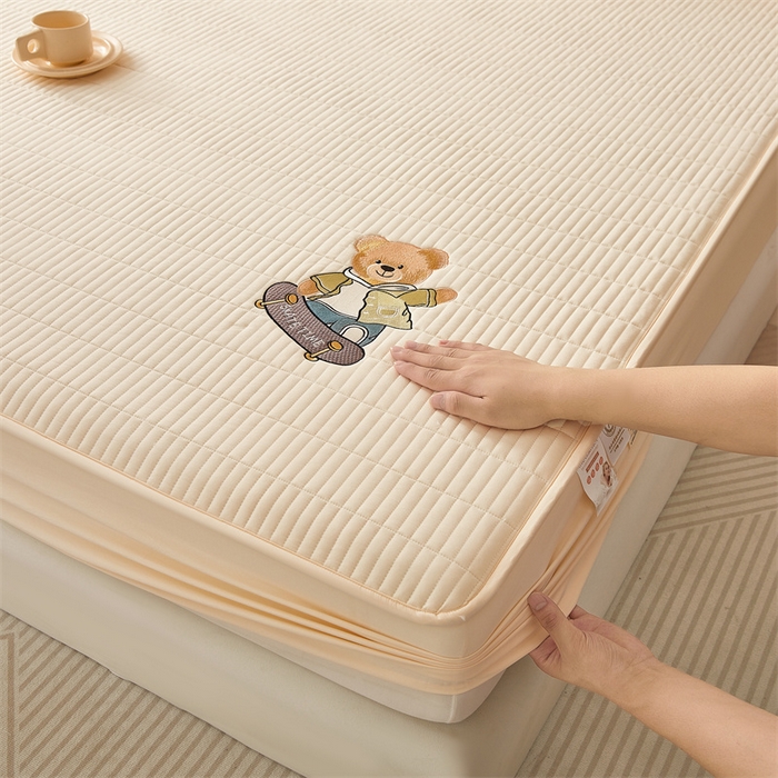 91家纺网 家纺一手货源 找家纺 2025新品高克重A类原棉夹棉床笠刺绣绣花柯基熊猫床笠三件套 床笠款-滑板熊-奶茶杏