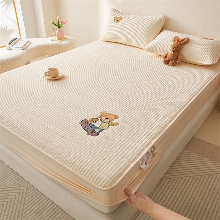 91家纺网 家纺一手货源 找家纺 2025新品高克重A类原棉夹棉床笠刺绣绣花柯基熊猫床笠三件套 床笠款-滑板熊-奶茶杏