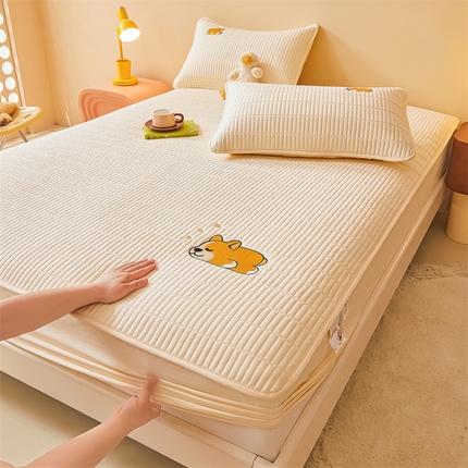 91家纺网 家纺一手货源 找家纺 雯豆家纺 （总）2025新品高克重A类原棉夹棉床笠刺绣绣花柯基熊猫床笠三件套