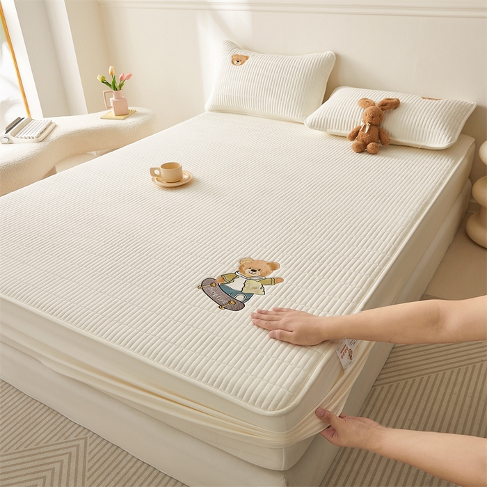 91家纺网 家纺一手货源 找家纺 2025新品高克重A类原棉夹棉床笠刺绣绣花柯基熊猫床笠三件套 床笠款-滑板熊-皓月白