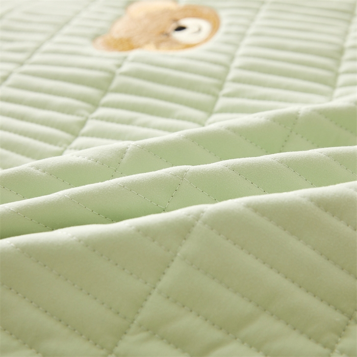 91家纺网 家纺一手货源 找家纺 2025新品高克重A类原棉夹棉床笠刺绣绣花柯基熊猫床笠三件套 床笠款-滑板熊-清雅绿