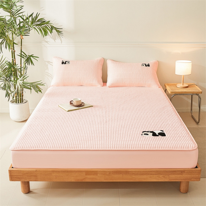 91家纺网 家纺一手货源 找家纺 2025新品高克重A类原棉夹棉床笠刺绣绣花柯基熊猫床笠三件套 床笠款-熊猫-豆蔻玉