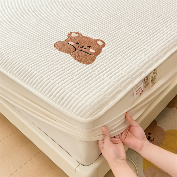 91家纺网 家纺一手货源 找家纺 2025新品高克重A类原棉夹棉床笠刺绣绣花柯基熊猫床笠三件套 床笠款-幸福熊-皓月白