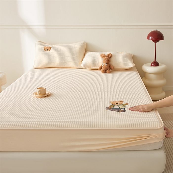 91家纺网 家纺一手货源 找家纺 2025新品高克重A类原棉夹棉床笠刺绣绣花柯基熊猫床笠三件套 床笠款-滑板熊-奶茶杏