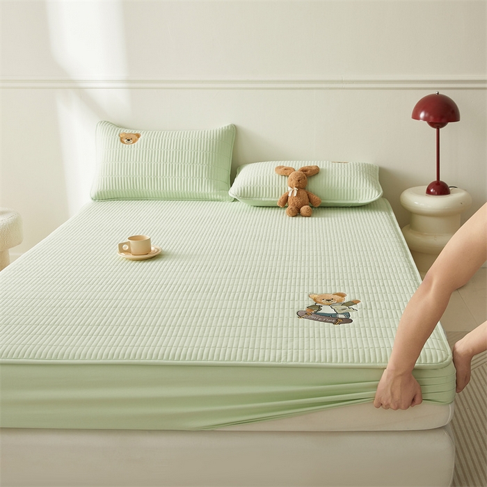 91家纺网 家纺一手货源 找家纺 2025新品高克重A类原棉夹棉床笠刺绣绣花柯基熊猫床笠三件套 床笠款-滑板熊-清雅绿