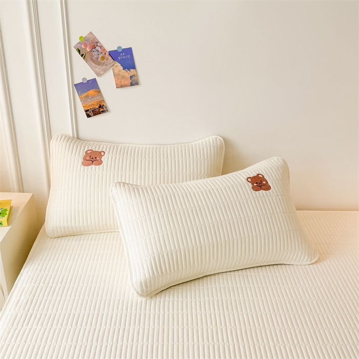 91家纺网 家纺一手货源 找家纺 2025新品高克重A类原棉夹棉床笠刺绣绣花柯基熊猫床笠三件套 床笠款-幸福熊-皓月白