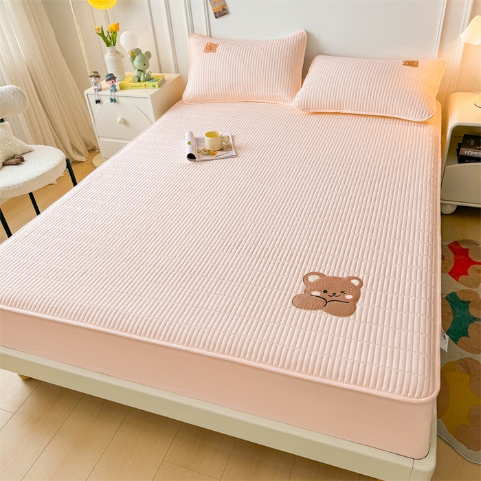 91家纺网 家纺一手货源 找家纺 2025新品高克重A类原棉夹棉床笠刺绣绣花柯基熊猫床笠三件套 床笠款-幸福熊-豆蔻玉