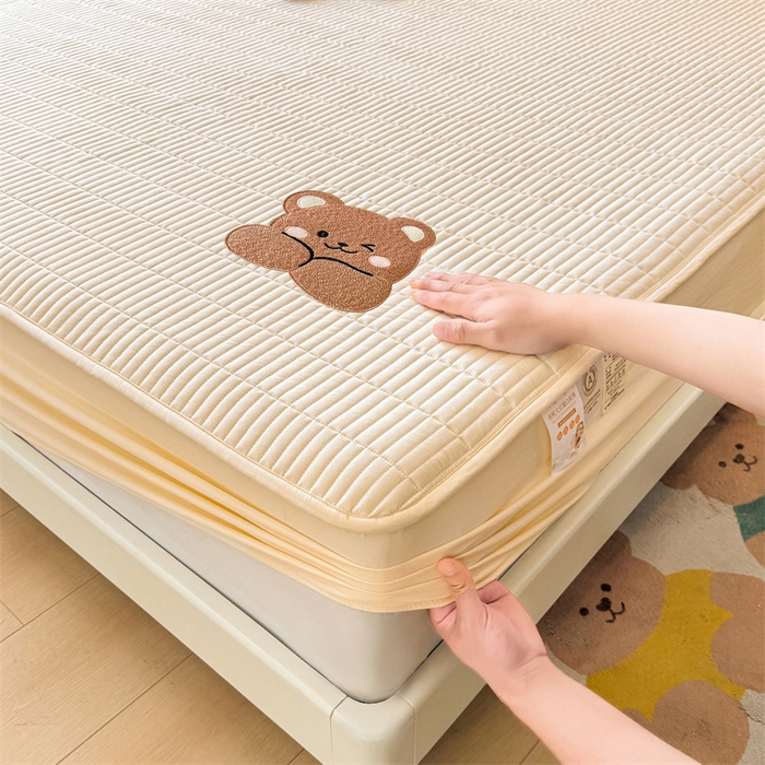 91家纺网 家纺一手货源 找家纺 2025新品高克重A类原棉夹棉床笠刺绣绣花柯基熊猫床笠三件套 床笠款-幸福熊-奶茶杏