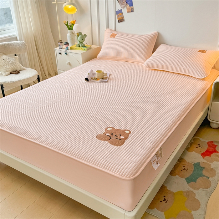 91家纺网 家纺一手货源 找家纺 2025新品高克重A类原棉夹棉床笠刺绣绣花柯基熊猫床笠三件套 床笠款-幸福熊-豆蔻玉