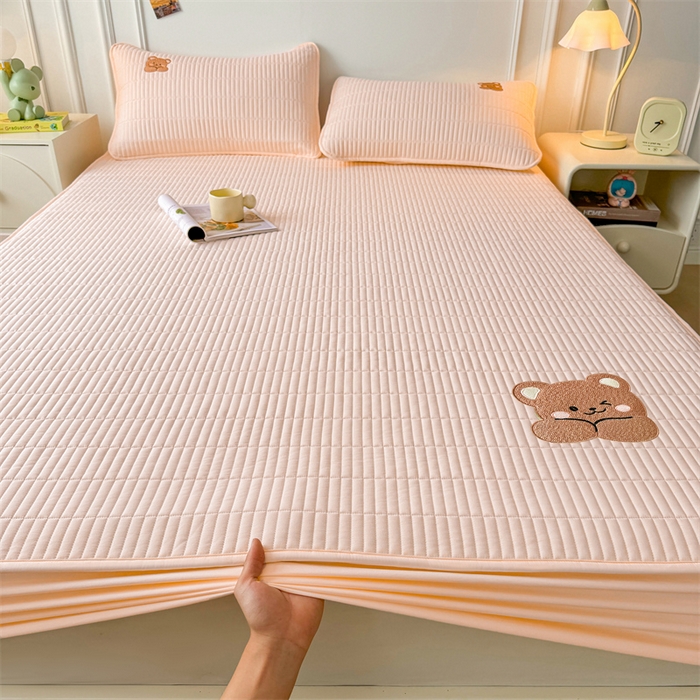 91家纺网 家纺一手货源 找家纺 2025新品高克重A类原棉夹棉床笠刺绣绣花柯基熊猫床笠三件套 床笠款-幸福熊-豆蔻玉