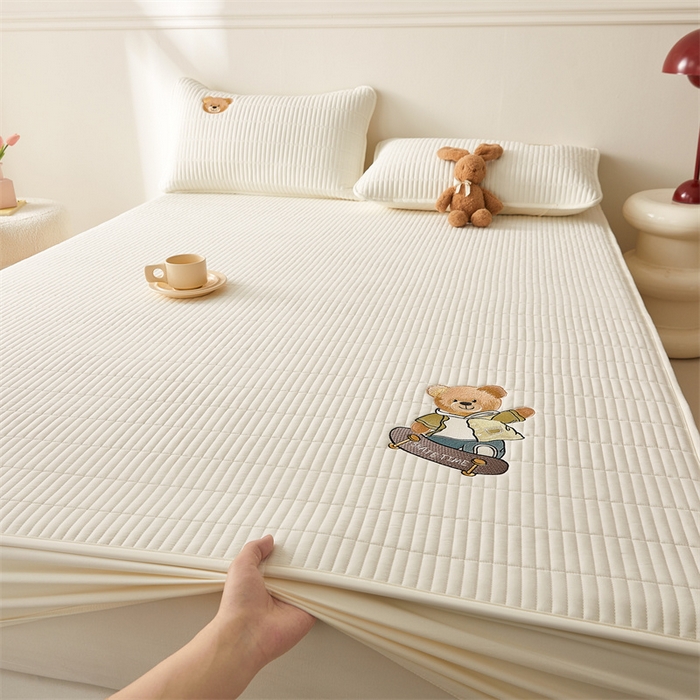 91家纺网 家纺一手货源 找家纺 2025新品高克重A类原棉夹棉床笠刺绣绣花柯基熊猫床笠三件套 床笠款-滑板熊-皓月白