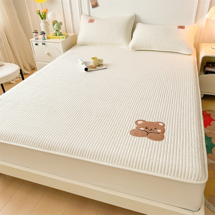 91家纺网 家纺一手货源 找家纺 2025新品高克重A类原棉夹棉床笠刺绣绣花柯基熊猫床笠三件套 床笠款-幸福熊-皓月白