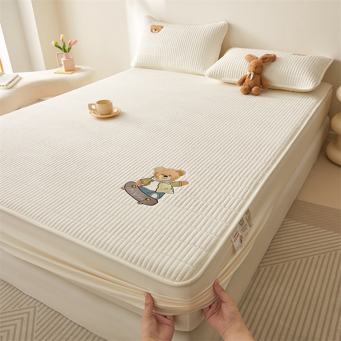 91家纺网 家纺一手货源 找家纺 2025新品高克重A类原棉夹棉床笠刺绣绣花柯基熊猫床笠三件套 床笠款-滑板熊-皓月白