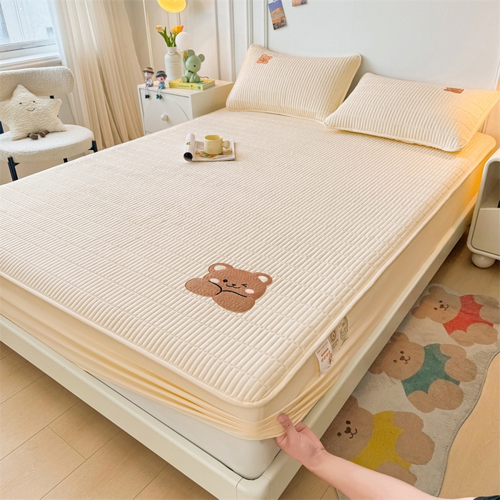 91家纺网 家纺一手货源 找家纺 2025新品高克重A类原棉夹棉床笠刺绣绣花柯基熊猫床笠三件套 床笠款-幸福熊-奶茶杏