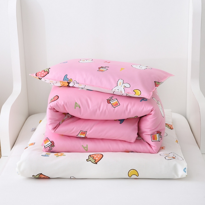 91家纺网 家纺一手货源 找家纺 吉咪兔2024年新品A类60支幼儿园被子三件套宝宝被套纯棉儿童六件套草莓兔-粉