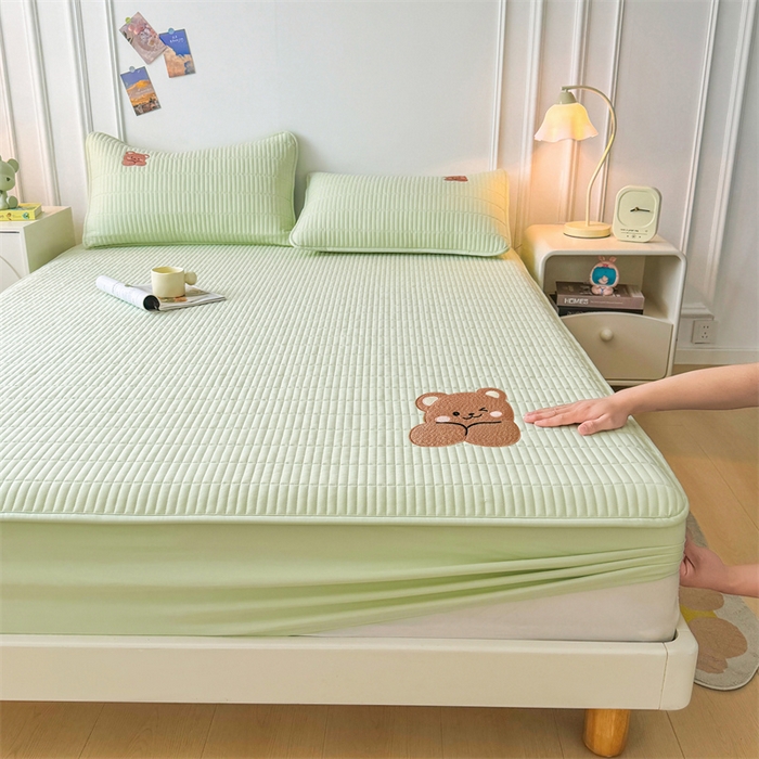 91家纺网 家纺一手货源 找家纺 2025新品高克重A类原棉夹棉床笠刺绣绣花柯基熊猫床笠三件套 床笠款-幸福熊-清雅绿