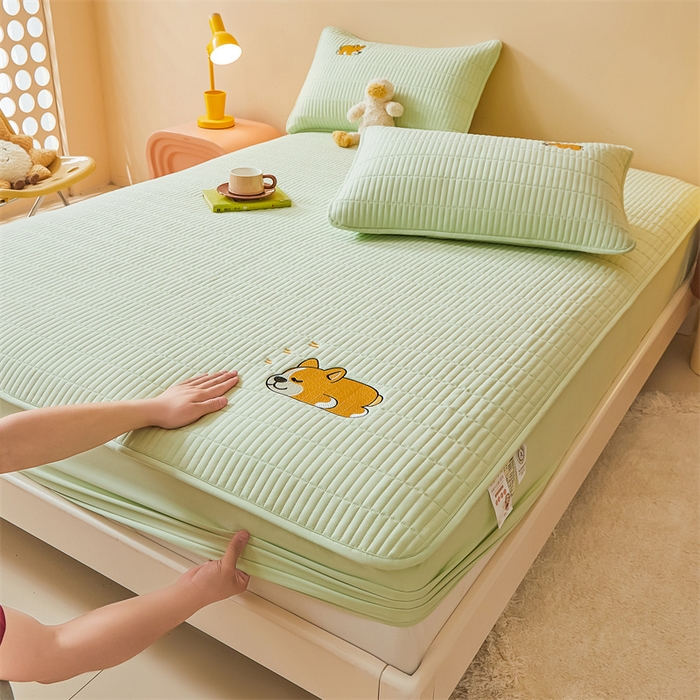 91家纺网 家纺一手货源 找家纺 2025新品高克重A类原棉夹棉床笠刺绣绣花柯基熊猫床笠三件套 床笠款-柯基-清雅绿