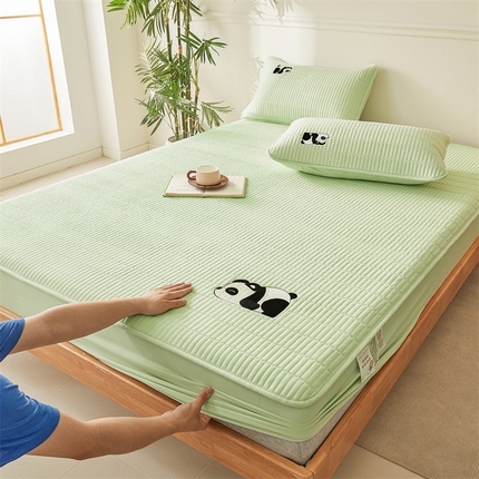 91家纺网 家纺一手货源 找家纺 雯豆家纺 （总）2025新品高克重A类原棉夹棉床笠刺绣绣花柯基熊猫床笠三件套