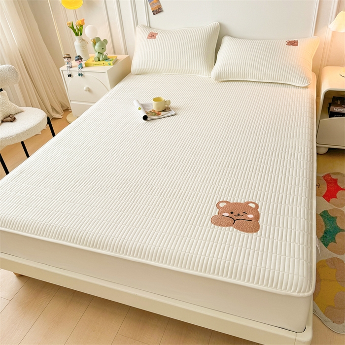 91家纺网 家纺一手货源 找家纺 2025新品高克重A类原棉夹棉床笠刺绣绣花柯基熊猫床笠三件套 床笠款-幸福熊-皓月白