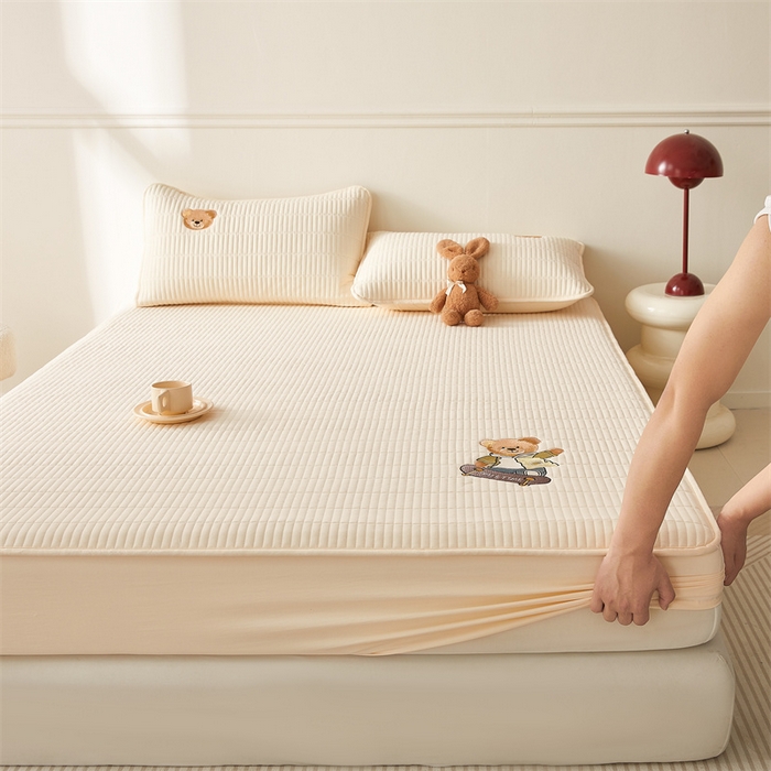 91家纺网 家纺一手货源 找家纺 2025新品高克重A类原棉夹棉床笠刺绣绣花柯基熊猫床笠三件套 床笠款-滑板熊-奶茶杏