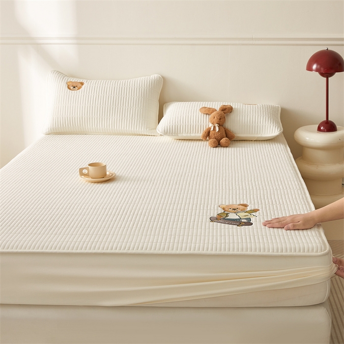 91家纺网 家纺一手货源 找家纺 2025新品高克重A类原棉夹棉床笠刺绣绣花柯基熊猫床笠三件套 床笠款-滑板熊-皓月白