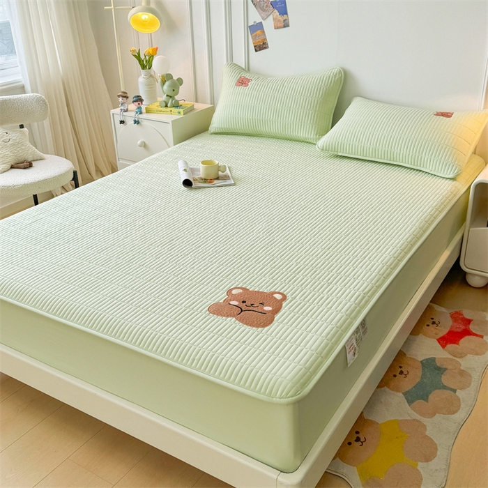 91家纺网 家纺一手货源 找家纺 2025新品高克重A类原棉夹棉床笠刺绣绣花柯基熊猫床笠三件套 床笠款-幸福熊-清雅绿