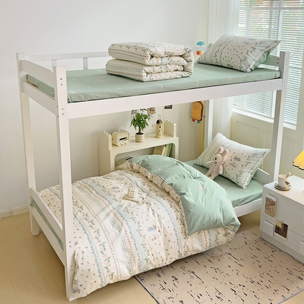 91家纺网 家纺一手货源 找家纺 麦伦家居 2024新款40支13372全棉斜纹学生上下铺床品系列 草莓兔兔