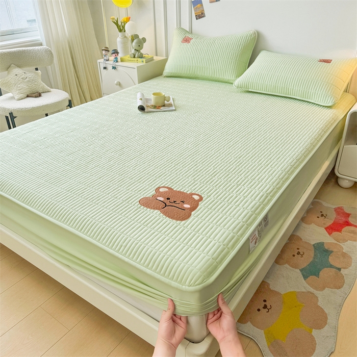 91家纺网 家纺一手货源 找家纺 2025新品高克重A类原棉夹棉床笠刺绣绣花柯基熊猫床笠三件套 床笠款-幸福熊-清雅绿