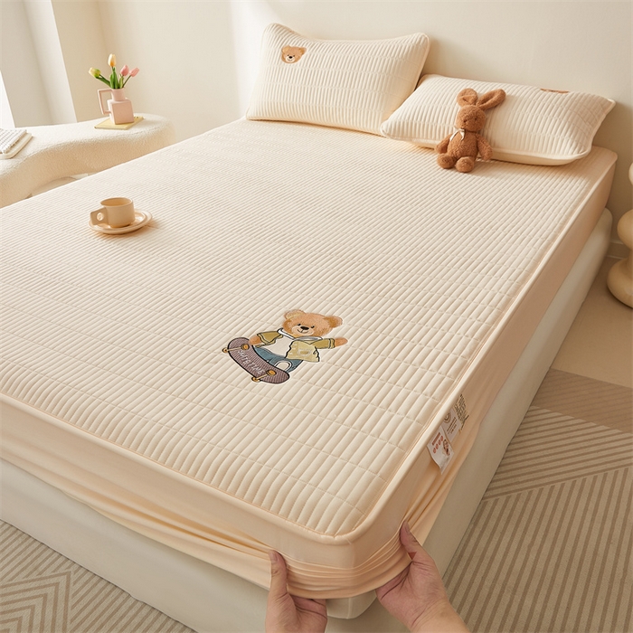 91家纺网 家纺一手货源 找家纺 2025新品高克重A类原棉夹棉床笠刺绣绣花柯基熊猫床笠三件套 床笠款-滑板熊-奶茶杏