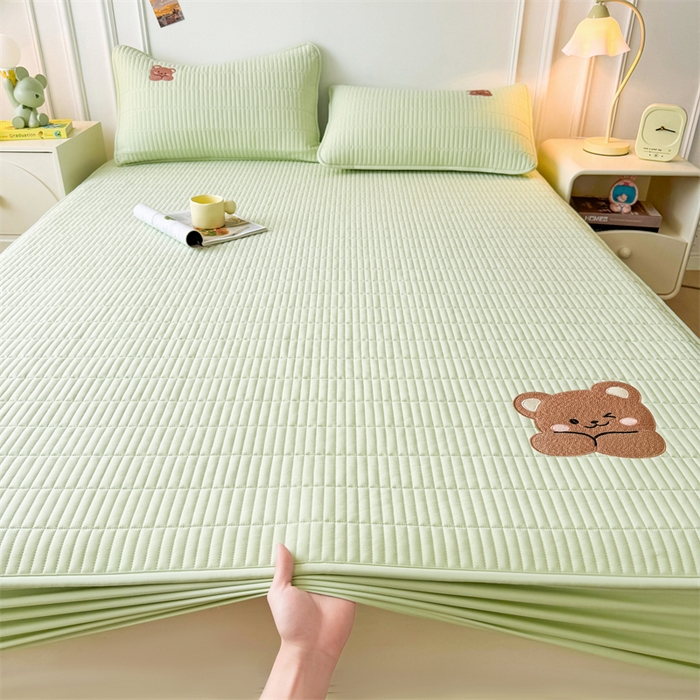 91家纺网 家纺一手货源 找家纺 2025新品高克重A类原棉夹棉床笠刺绣绣花柯基熊猫床笠三件套 床笠款-幸福熊-清雅绿