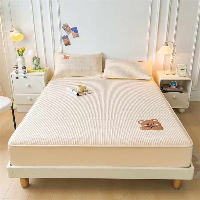 91家纺网 家纺一手货源 找家纺 2025新品高克重A类原棉夹棉床笠刺绣绣花柯基熊猫床笠三件套 床笠款-幸福熊-奶茶杏