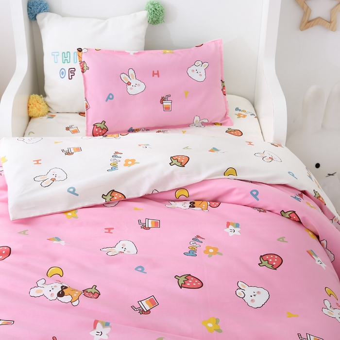 91家纺网 家纺一手货源 找家纺 吉咪兔2024年新品A类60支幼儿园被子三件套宝宝被套纯棉儿童六件套草莓兔-粉