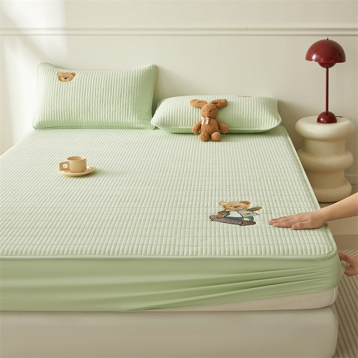 91家纺网 家纺一手货源 找家纺 2025新品高克重A类原棉夹棉床笠刺绣绣花柯基熊猫床笠三件套 床笠款-滑板熊-清雅绿