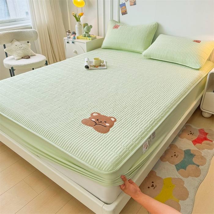 91家纺网 家纺一手货源 找家纺 2025新品高克重A类原棉夹棉床笠刺绣绣花柯基熊猫床笠三件套 床笠款-幸福熊-清雅绿