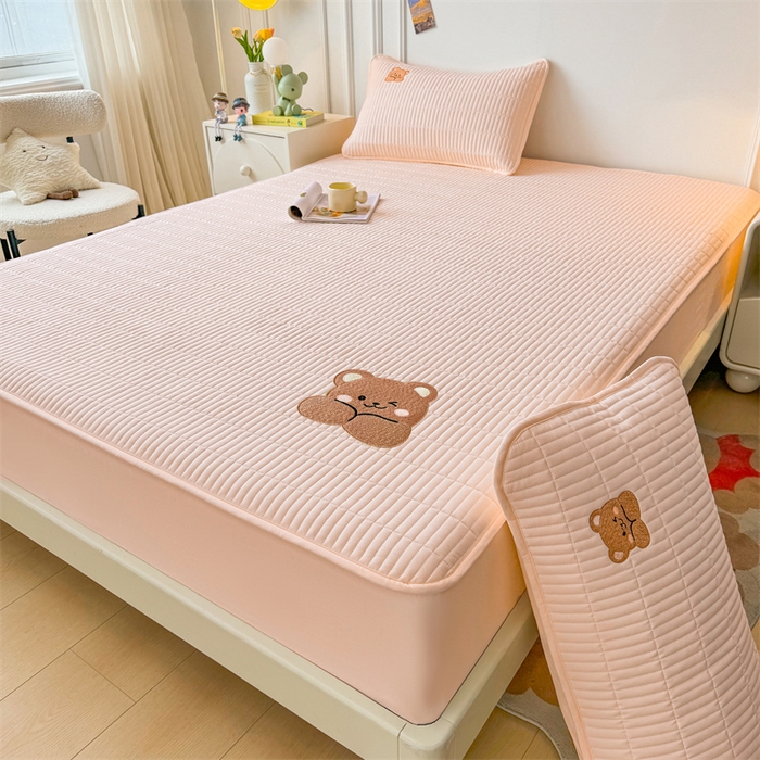 91家纺网 家纺一手货源 找家纺 2025新品高克重A类原棉夹棉床笠刺绣绣花柯基熊猫床笠三件套 床笠款-幸福熊-豆蔻玉