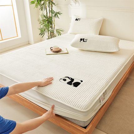 91家纺网 家纺一手货源 找家纺 2025新品高克重A类原棉夹棉床笠刺绣绣花柯基熊猫床笠三件套 床笠款-熊猫-皓月白