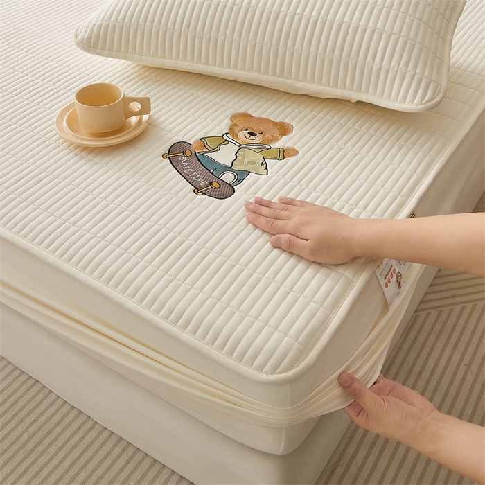 91家纺网 家纺一手货源 找家纺 2025新品高克重A类原棉夹棉床笠刺绣绣花柯基熊猫床笠三件套 床笠款-滑板熊-皓月白