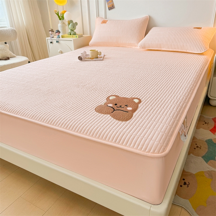 91家纺网 家纺一手货源 找家纺 2025新品高克重A类原棉夹棉床笠刺绣绣花柯基熊猫床笠三件套 床笠款-幸福熊-豆蔻玉