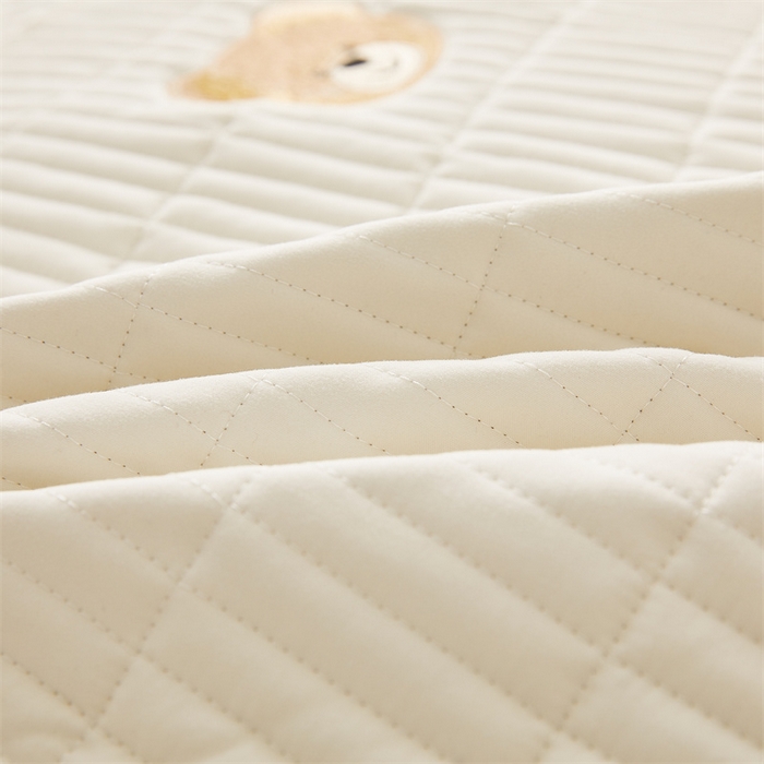 91家纺网 家纺一手货源 找家纺 2025新品高克重A类原棉夹棉床笠刺绣绣花柯基熊猫床笠三件套 床笠款-滑板熊-皓月白