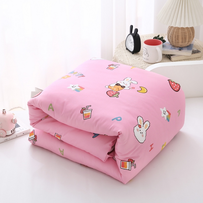 91家纺网 家纺一手货源 找家纺 吉咪兔2024年新品A类60支幼儿园被子三件套宝宝被套纯棉儿童六件套草莓兔-粉